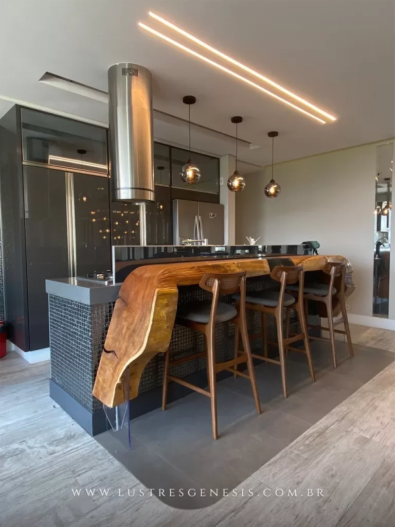 Cozinha com pendentes fumê e faixa de LED embutida no teto.