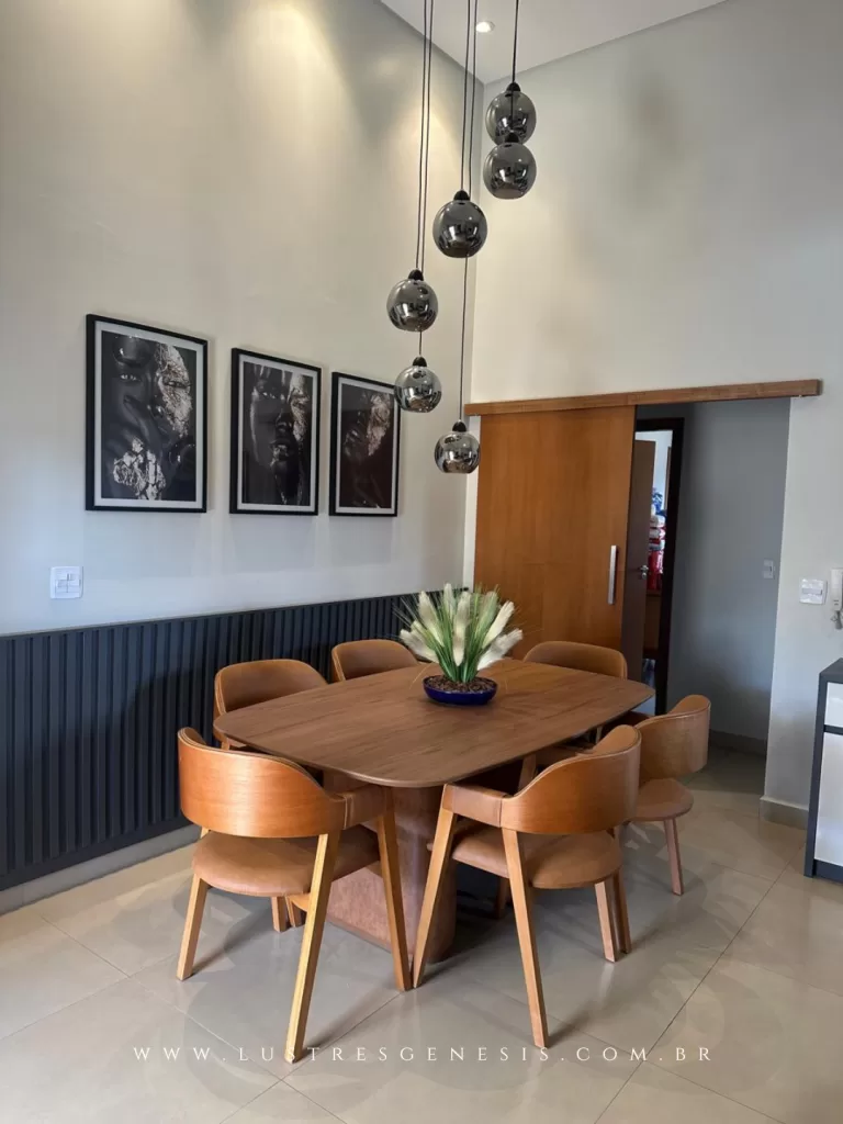 Lustre de globos pendentes para sala de jantar, com esferas de vidro fumê suspensas individualmente em diferentes alturas e em espiral, formando design contemporâneo e elegante.