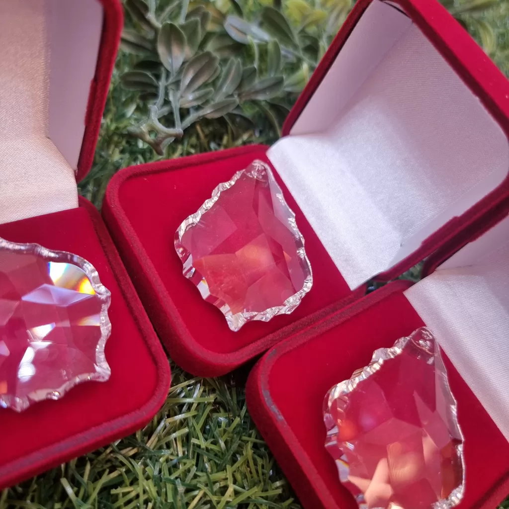 gemas de cristal em caixas de joias vermelhas