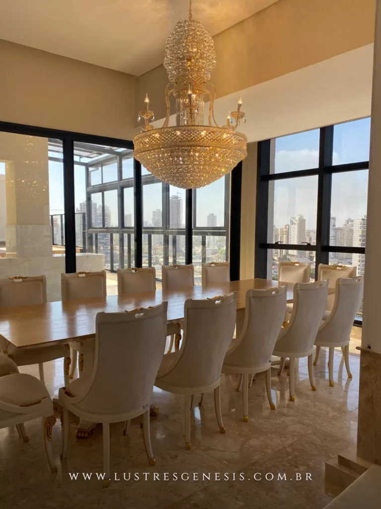 Lustre de cristal clássico para sala de jantar, com estrutura dourada em camadas, cristais em formato de cascata e acabamento luxuoso.