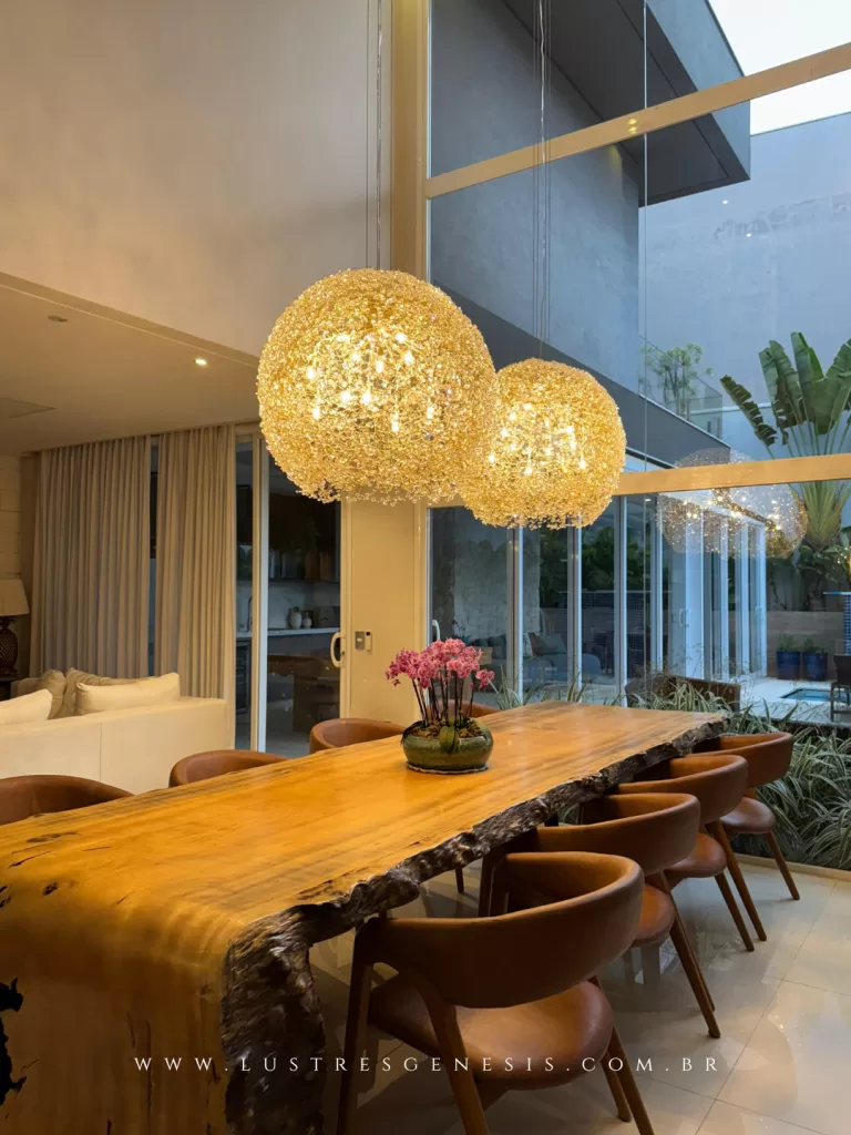 Lustre de globos para sala de jantar, com esferas douradas iluminadas suspensas em composição moderna e sofisticada.