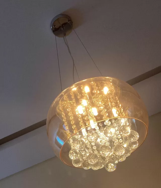 Lustre pendente de cristal Soho âmbar de 60cm instalado no teto, com design moderno e elegante, ideal para mesa de jantar, quartos, salas e apartamentos.