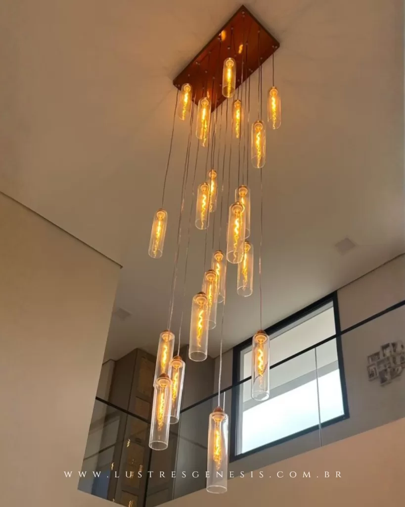 Lustre pendente cascata com tubos de vidro transparente e lâmpadas estilo Edison, ideal para pé-direito duplo, escadas e hall de entrada moderno.