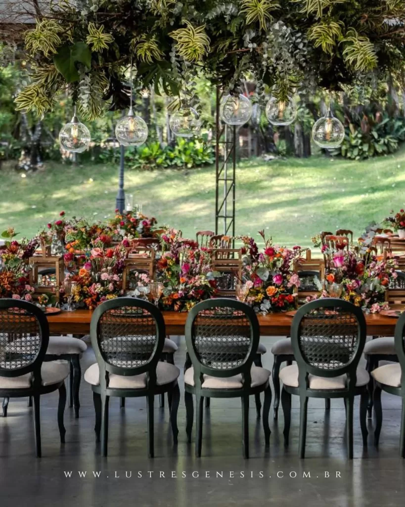 Pendente de vidro transparente com lâmpadas estilo Edison suspenso em área externa decorada para evento, ideal para casamento, festa ao ar livre e iluminação decorativa sofisticada.