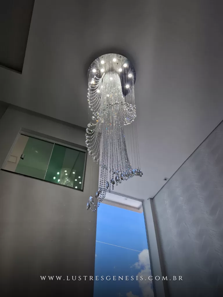 Lustre de cristal em espiral para escada com pé direito duplo, modelo moderno com cristais lapidados suspensos.