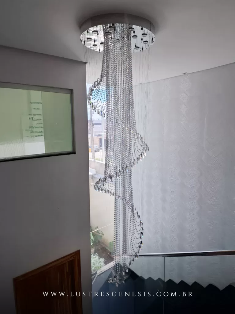 Lustre de cristal em espiral para escada com pé direito duplo, modelo moderno com cristais lapidados suspensos.