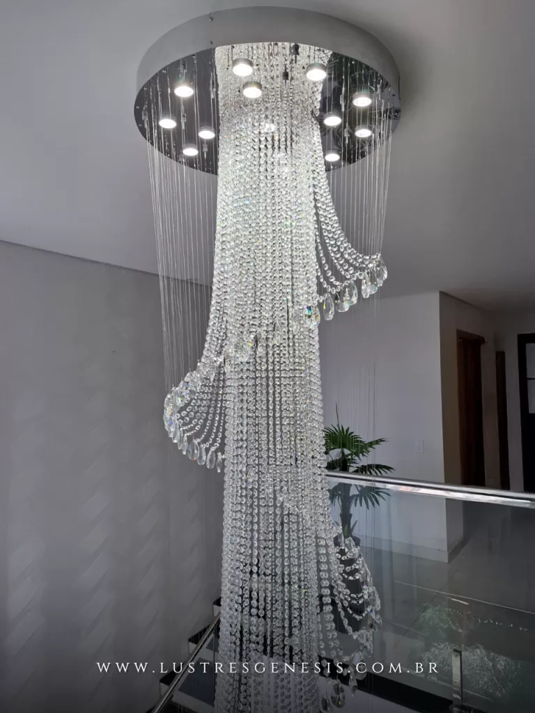 Lustre de cristal em espiral para escada com pé direito duplo, modelo moderno com cristais lapidados suspensos.
