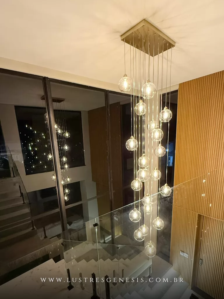 Lustre Sarvah de globos de vidro para escada com pé direito duplo, modelo moderno com iluminação suspensa em alturas variadas.