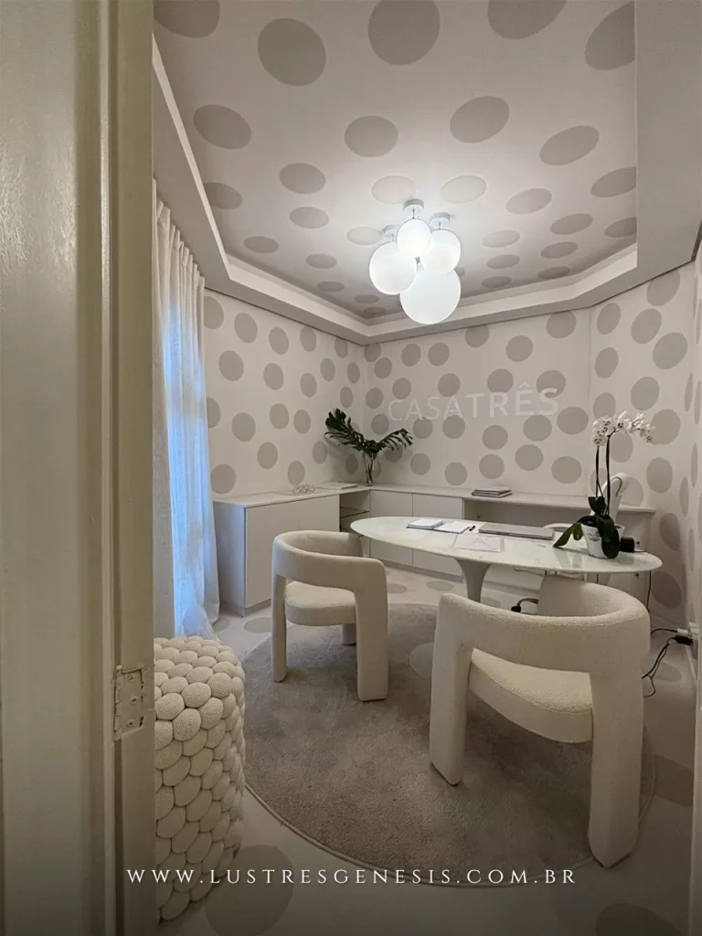 Plafon moderno com globos leitosos em lavabo sofisticado, iluminação suave e aconchegante refletida no espelho, ideal para banheiros pequenos e projetos de decoração contemporânea com acabamento clean e elegante.