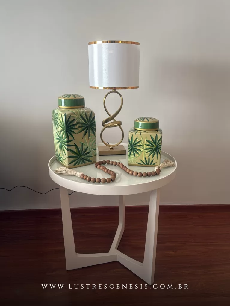 Abajur moderno para sala com base dourada e cúpula branca, ideal para mesa lateral ou aparador decorativo.