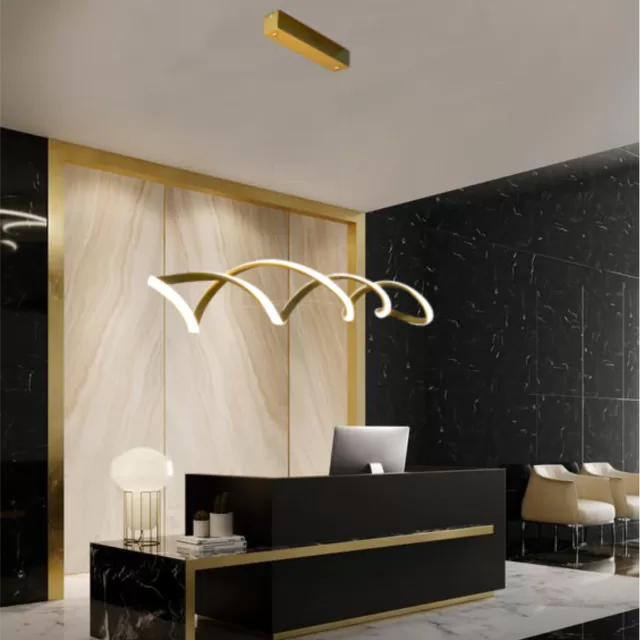 Lustre Pendente de LED Moderno DNA Dourado em ambiente de escritório elegante.