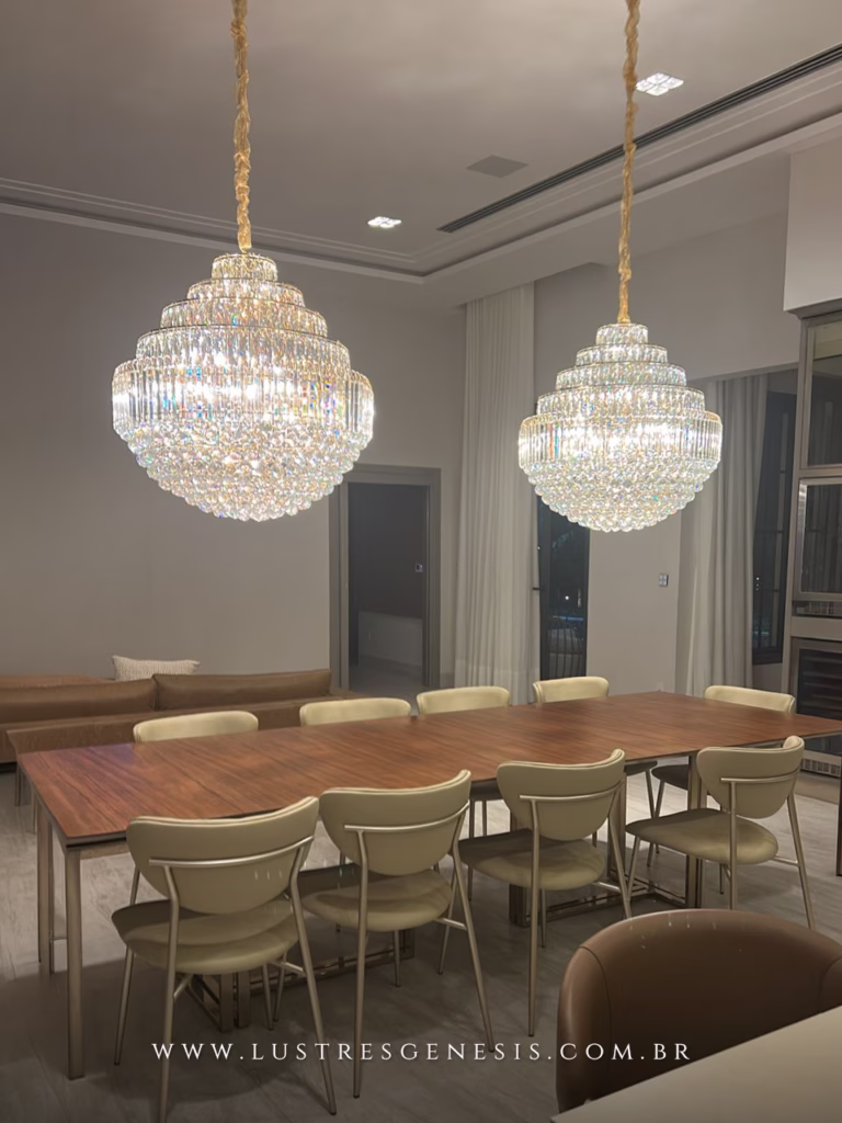 Lustre de cristal redondo Ø80cm Dublin instalado acima de uma mesa de jantar em sala sofisticada, iluminando o ambiente com elegância.
