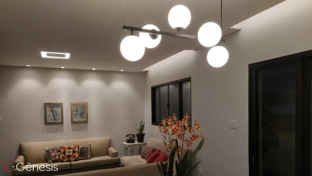 Lustre moderno com estrutura linear em acabamento preto e globos leitosos, ideal para salas de estar e apartamentos contemporâneos, proporcionando iluminação uniforme e sofisticada.