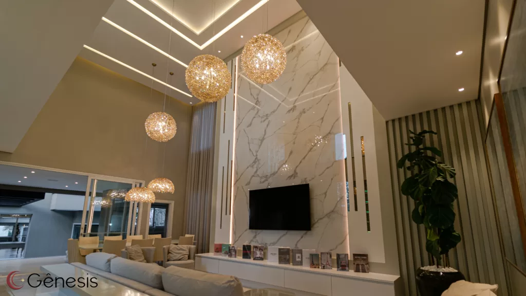 Lustre pendente de cristal com design esférico, perfeito para halls de entrada e salas com pé-direito duplo, criando um efeito luxuoso e valorizando a arquitetura do ambiente.