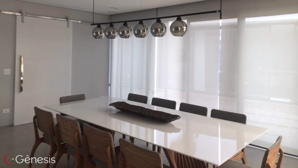 Pendente Moderno Fiora com 6 globos em uma sala de jantar elegante. Lustres Gênesis loja online de Lustres e Iluminação Decorativa.