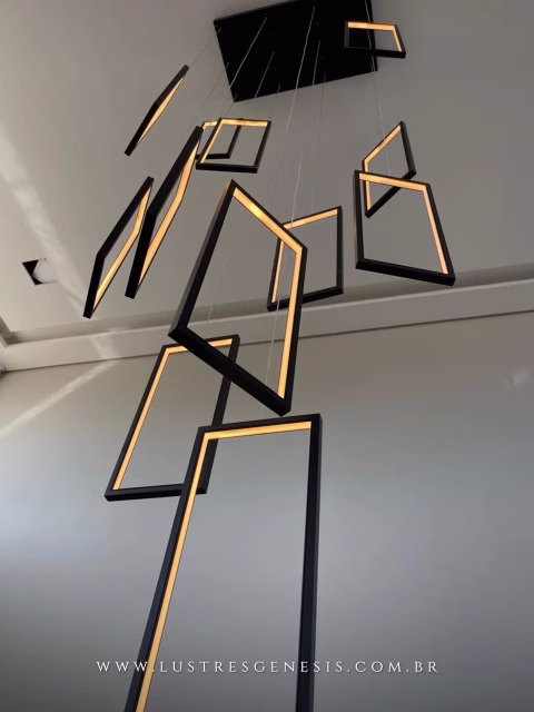 Pendente Pé Direito Alto de LED Moderno Mirror com 12 retângulos pretos suspensos, design contemporâneo, ideal para ambientes com pé direito duplo.