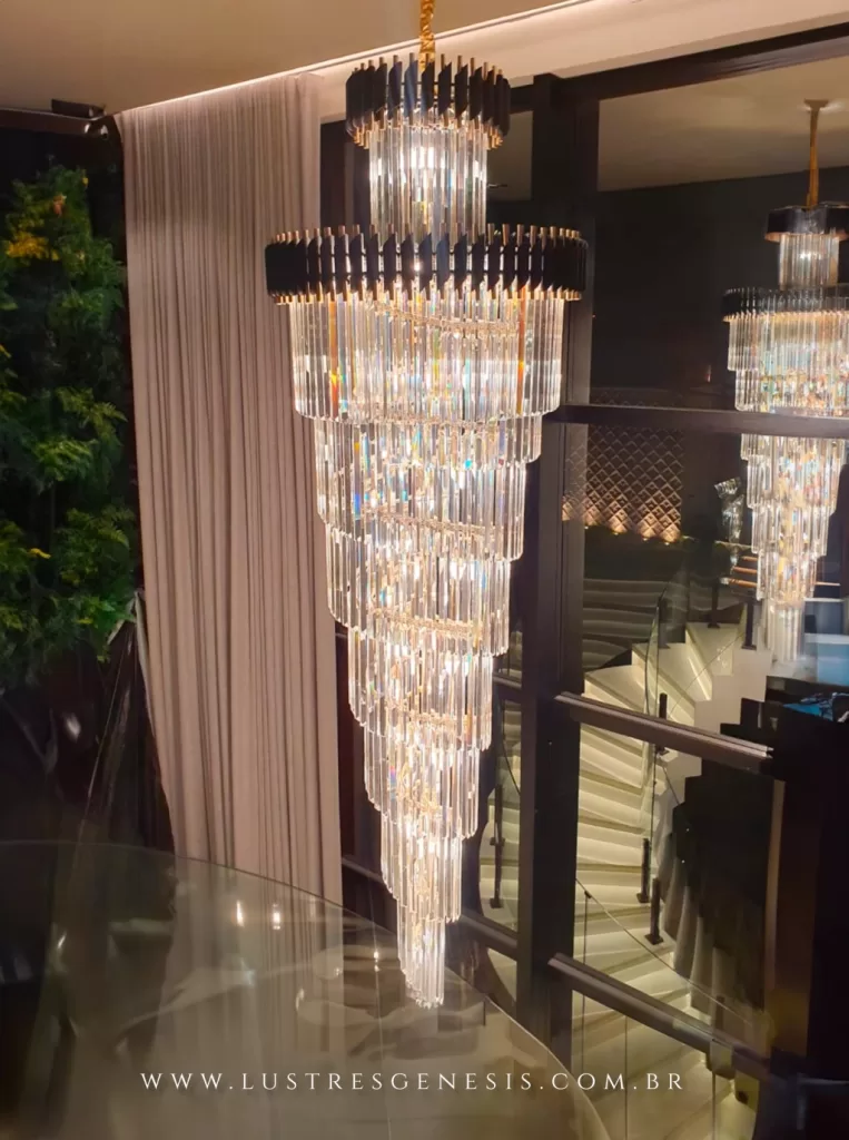 Lustre de cristal escalonado com design imponente para pé-direito duplo, com hastes de cristal lapidado e acabamento sofisticado.