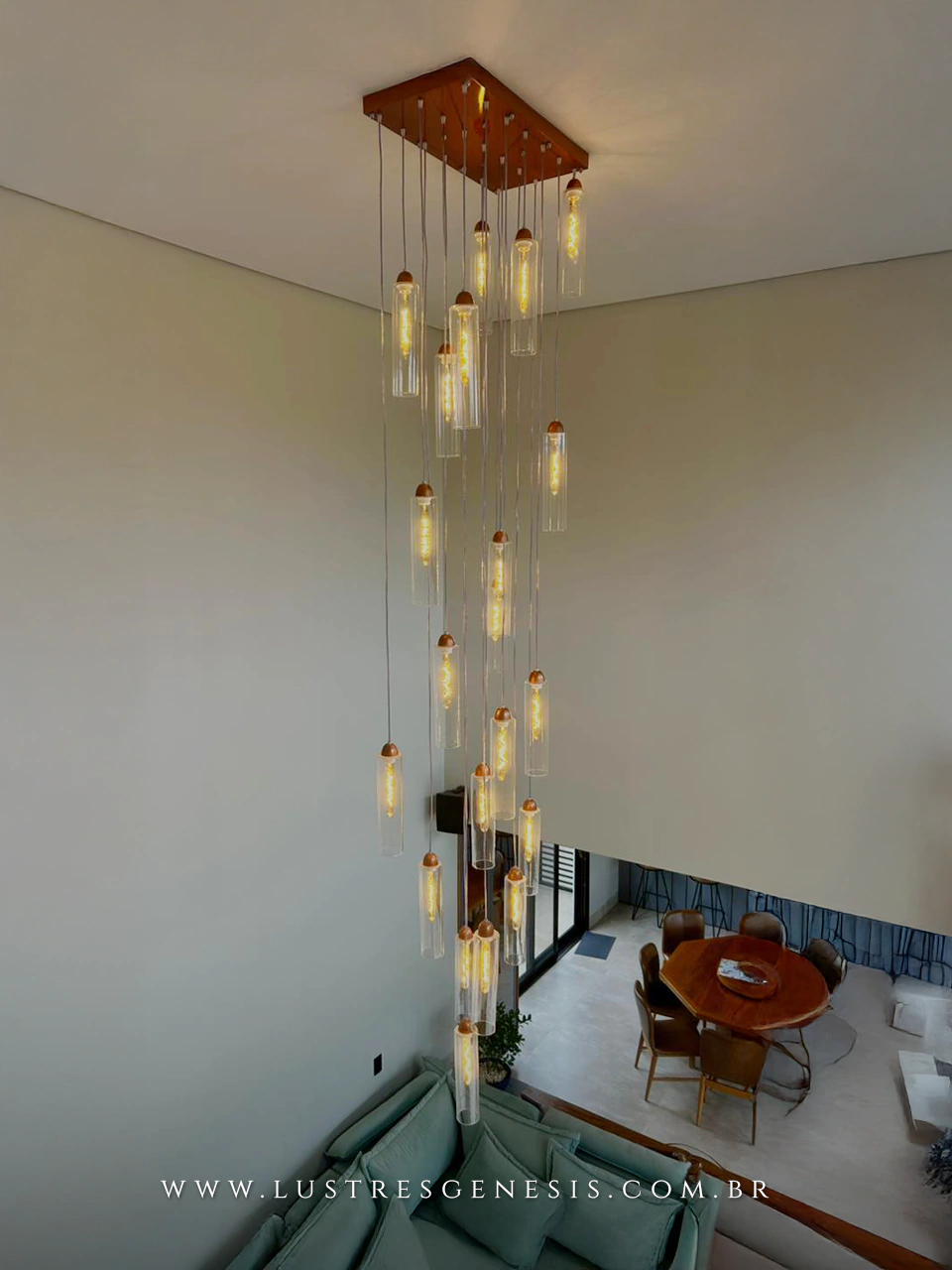 Lustre pendente moderno com lâmpadas em tubos de vidro suspensos.