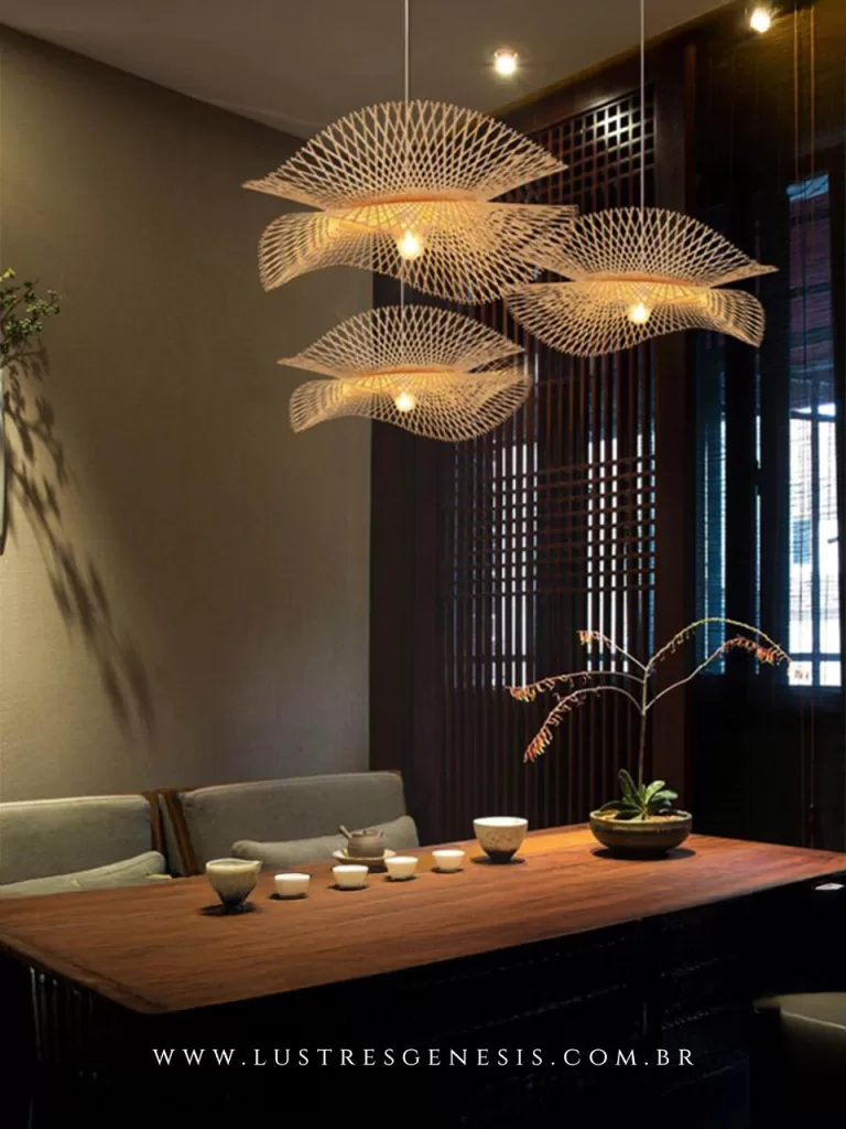 Pendente decorativo com design orgânico em trama vazada, formando ondas leves e sofisticadas, ideal para salas de jantar e ambientes contemporâneos, criando um efeito de luz aconchegante e escultural.