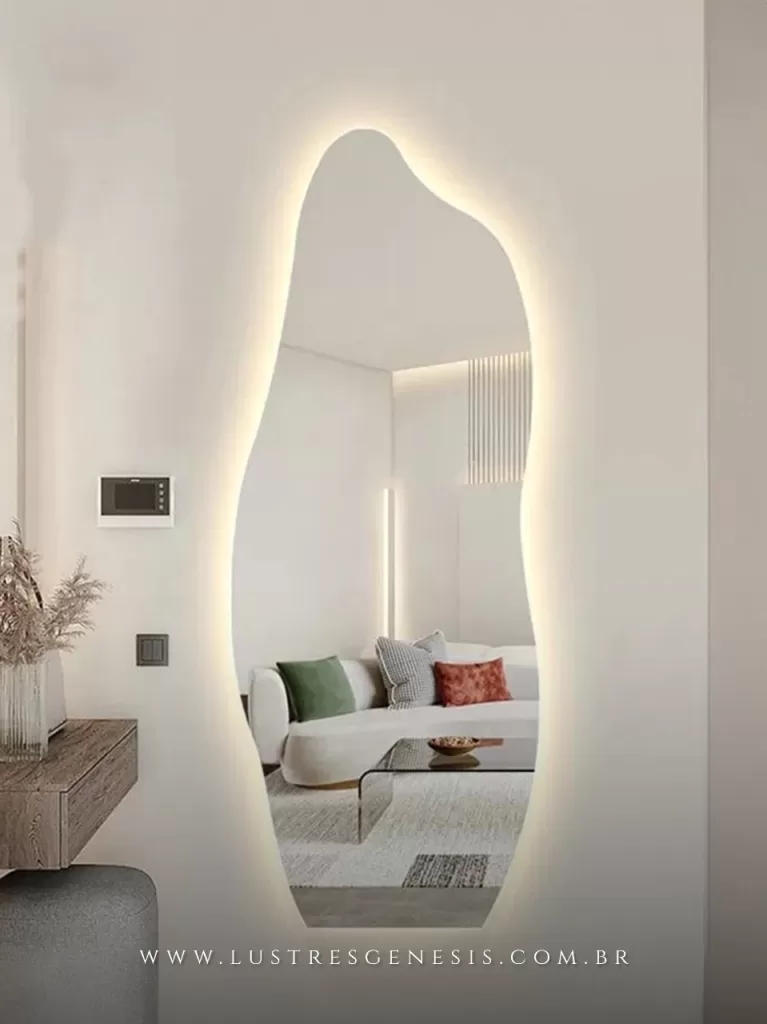 Espelho Moderno Flame com LED Touch sem moldura em sala de estar moderna.