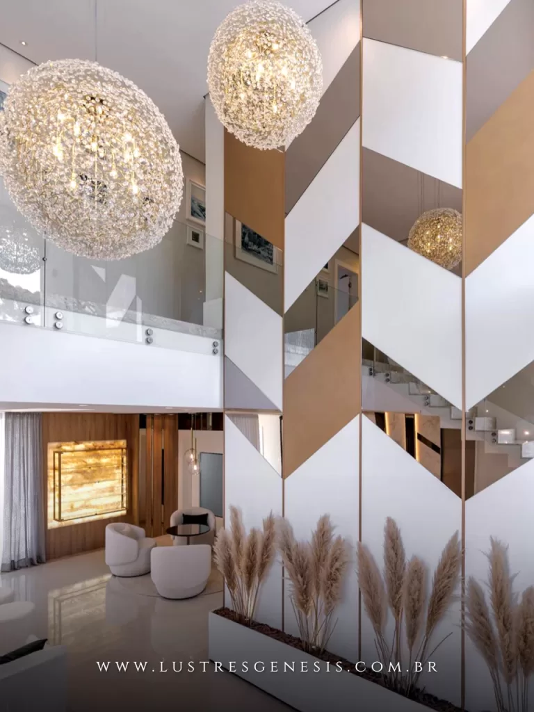 Lustre Dente de Leão pendente em cristal legítimo decorando sala de estar com pé direito duplo, trazendo elegância e sofisticação ao ambiente moderno.