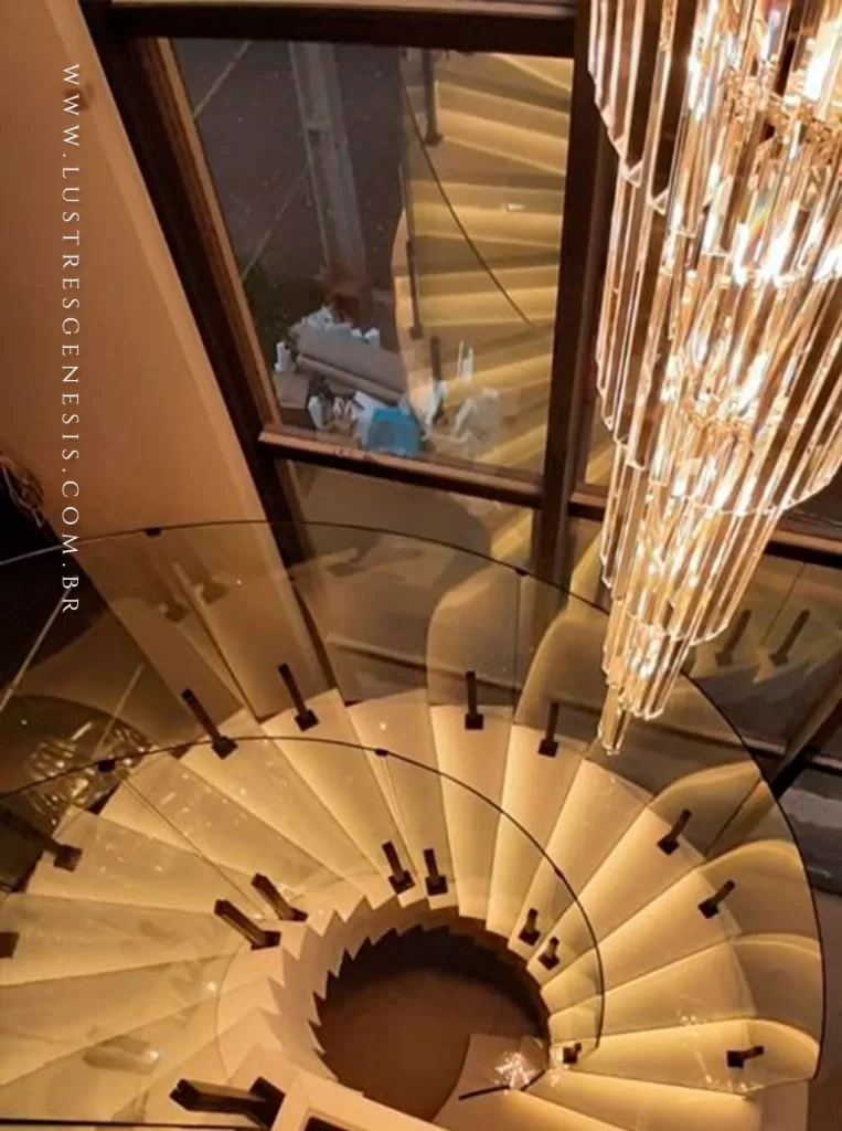 Lustre de cristal escalonado com design imponente para pé-direito duplo, com hastes de cristal lapidado e acabamento sofisticado.