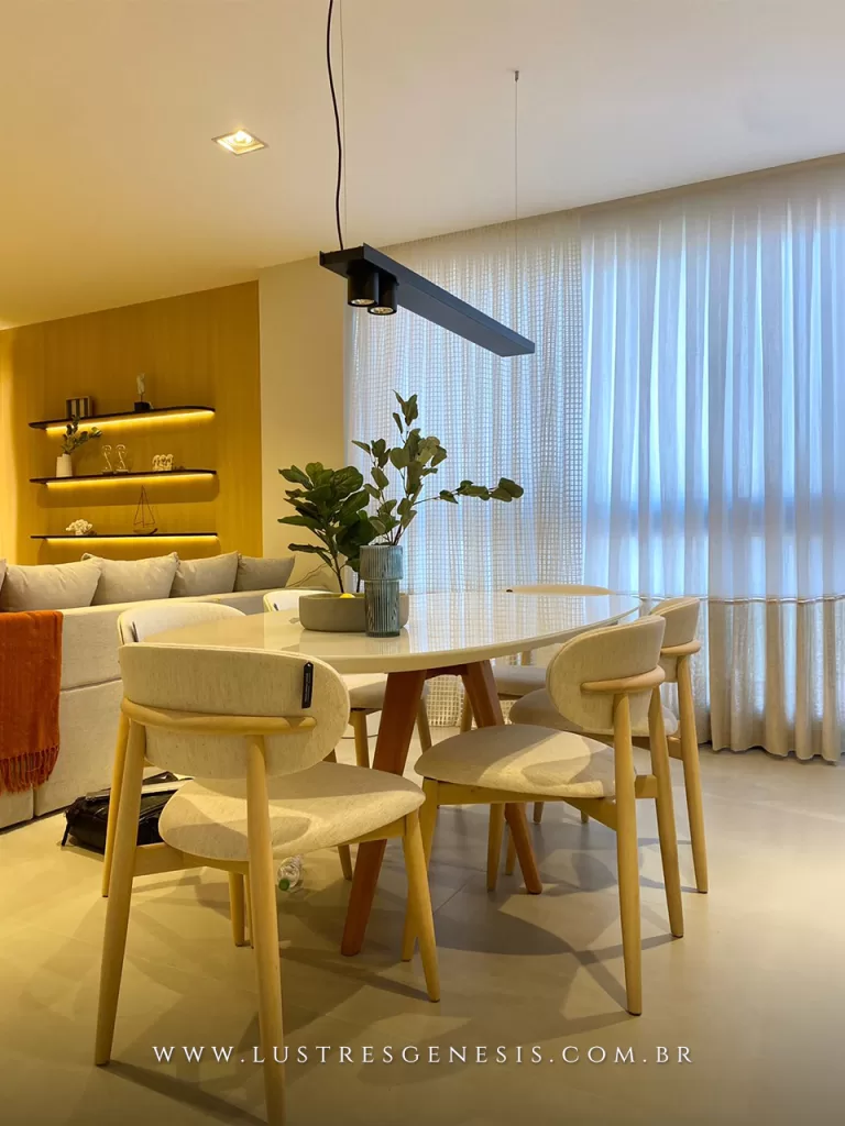 Lustre pendente moderno Sann com spot iluminando mesa de jantar em ambiente contemporâneo, ideal para salas, quartos e escritórios.