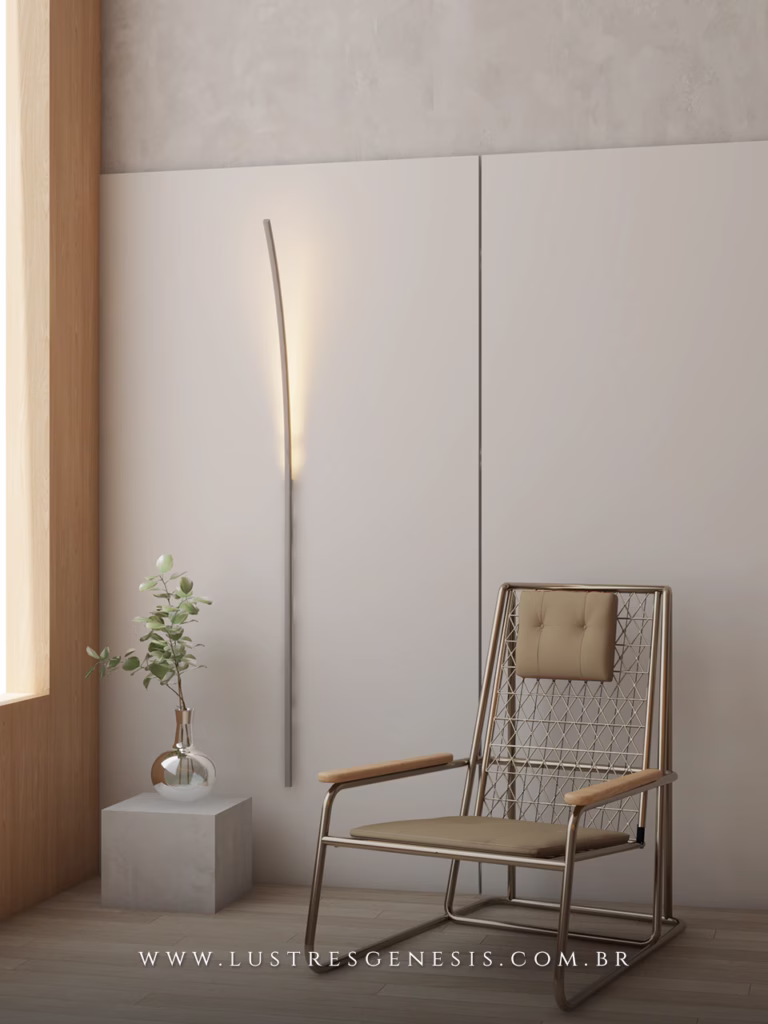 Luminária de parede Grace 180cm com iluminação branco quente instalada em ambiente moderno com cadeira e vaso decorativo