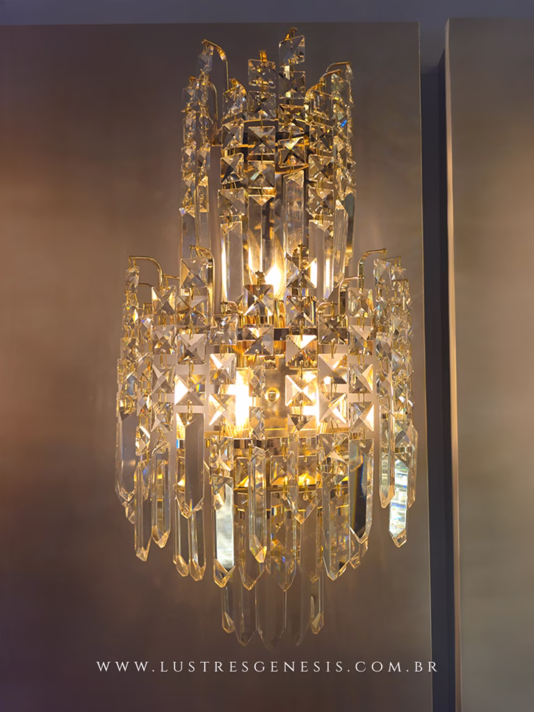 Luminária de parede Rubia com cristal transparente e acabamento dourado da Sindora Lustres Gênesis loja online venda de Lustres e Iluminação