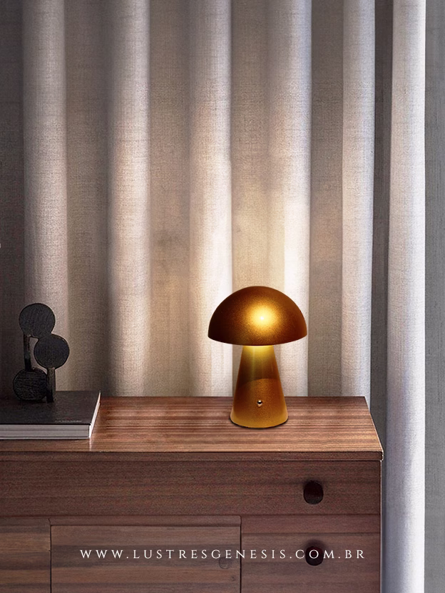 Luminária temática abajur preto modelo Mush sobre cômoda de madeira em ambiente decorativo com cortinas ao fundo. Lustres Gênesis Site online venda de Lustres e Iluminação