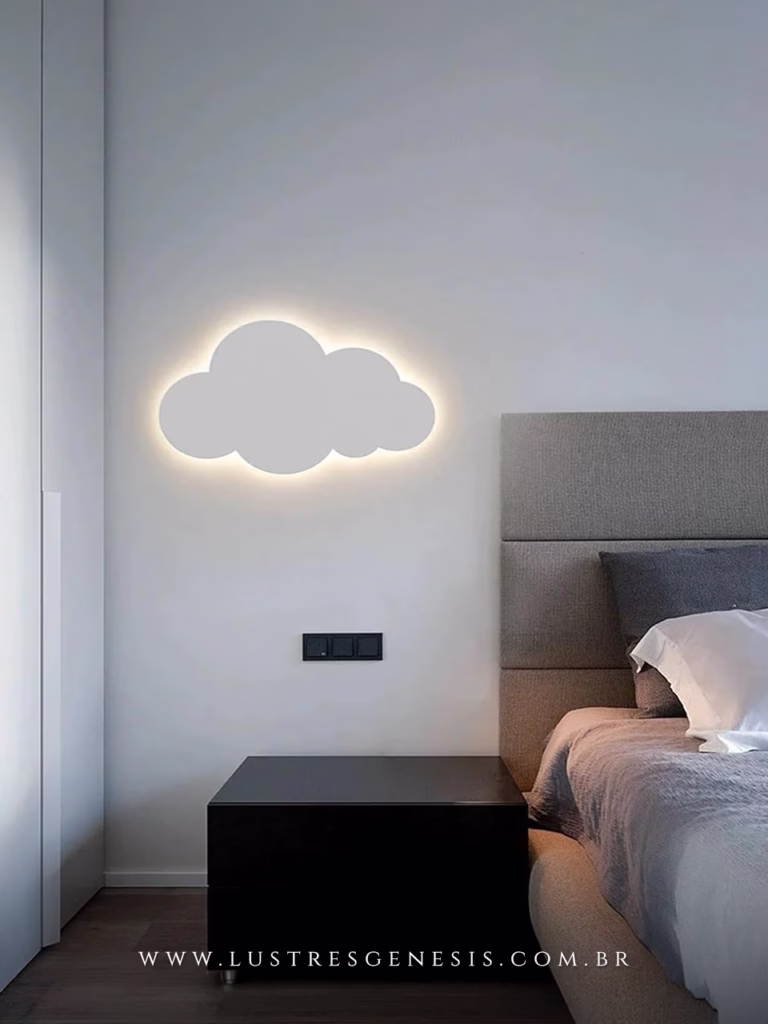 Luminária temática Arandela de parede infantil em formato de nuvem com iluminação LED suave, instalada ao lado de uma cama em quarto decorado, ideal para quarto de bebê ou infantil.