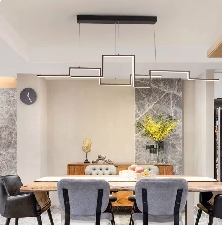Lustre pendente de LED moderno geométrico preto em sala de jantar elegante. Lustres Gênesis Site online venda de Lustres e Iluminação Decorativa