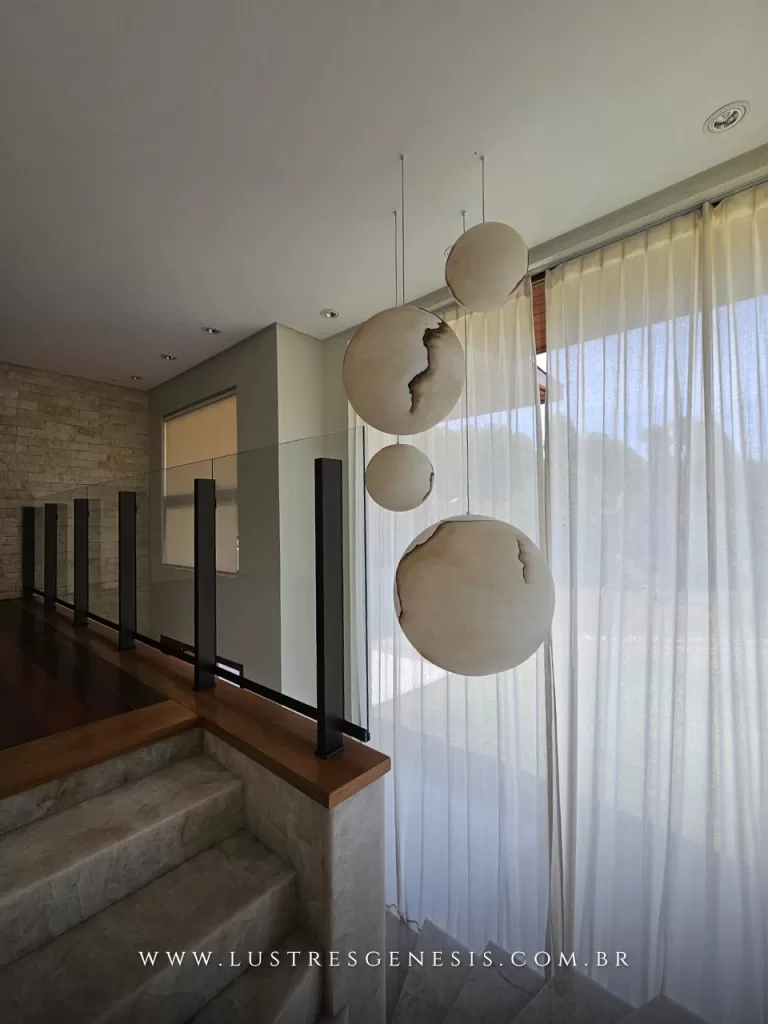 Pendente com esferas decorativas suspensas em diferentes alturas, ideal para escadas e ambientes com pé-direito alto.