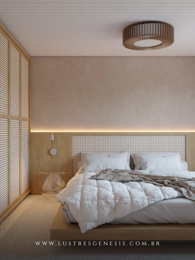 Plafon moderno redondo Jasmin em madeira na cor imbuia instalado no teto de um quarto contemporâneo, destacando-se na decoração aconchegante com cama de casal e iluminação indireta.