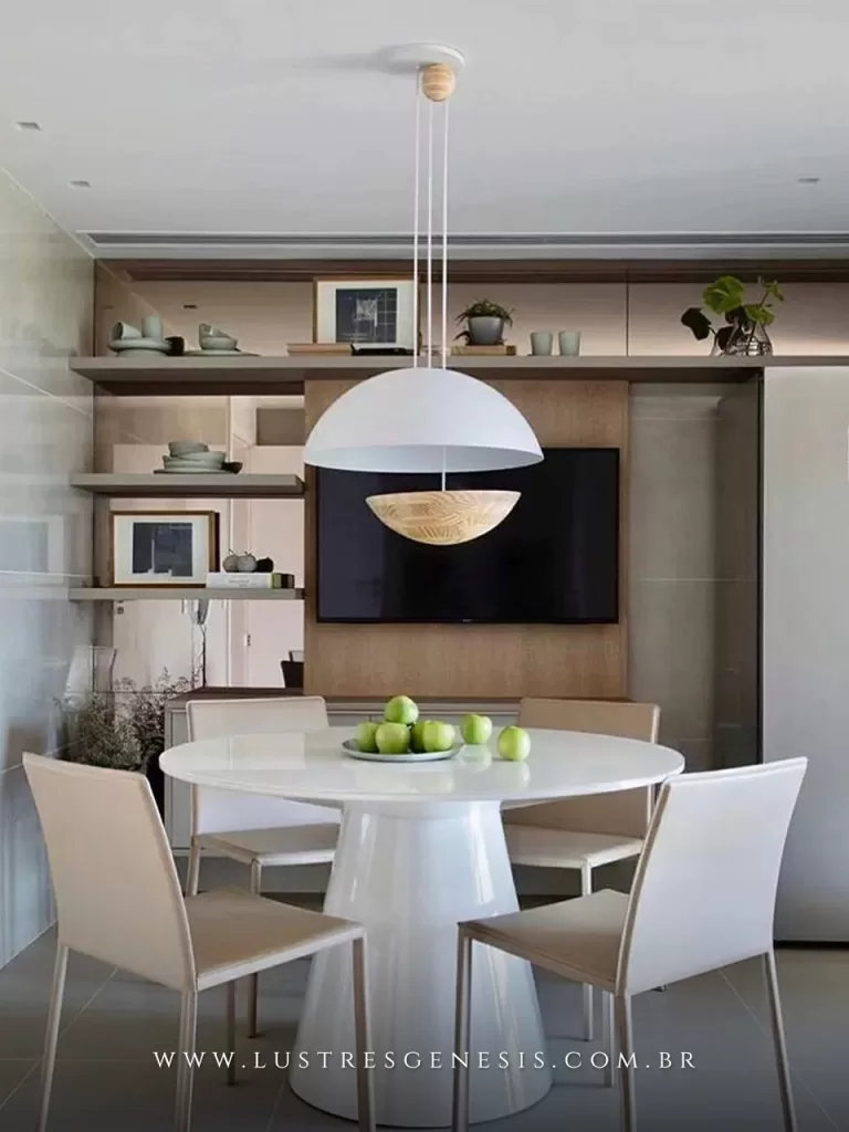 Luminária pendente moderna Íris de 56cm com acabamento em madeira instalada sobre mesa de jantar redonda em ambiente contemporâneo