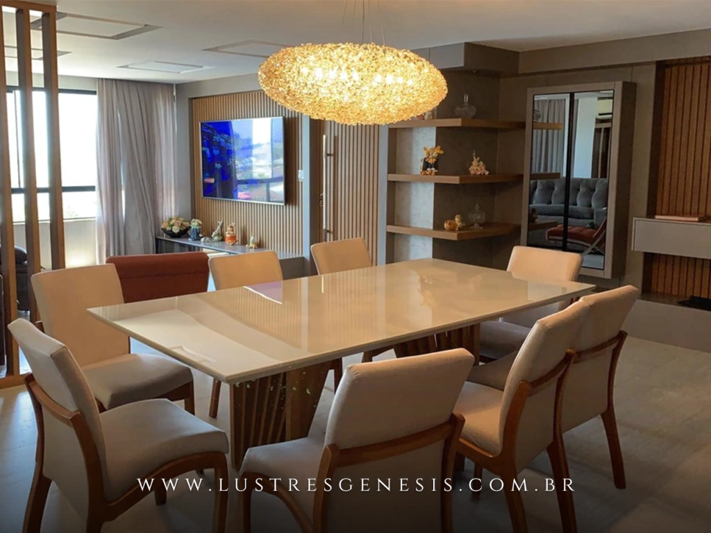 Lustre pendente de cristal Zeppelin 120x40cm modelo Dente de Leão iluminando uma sala de jantar moderna com mesa retangular e oito cadeiras estofadas.