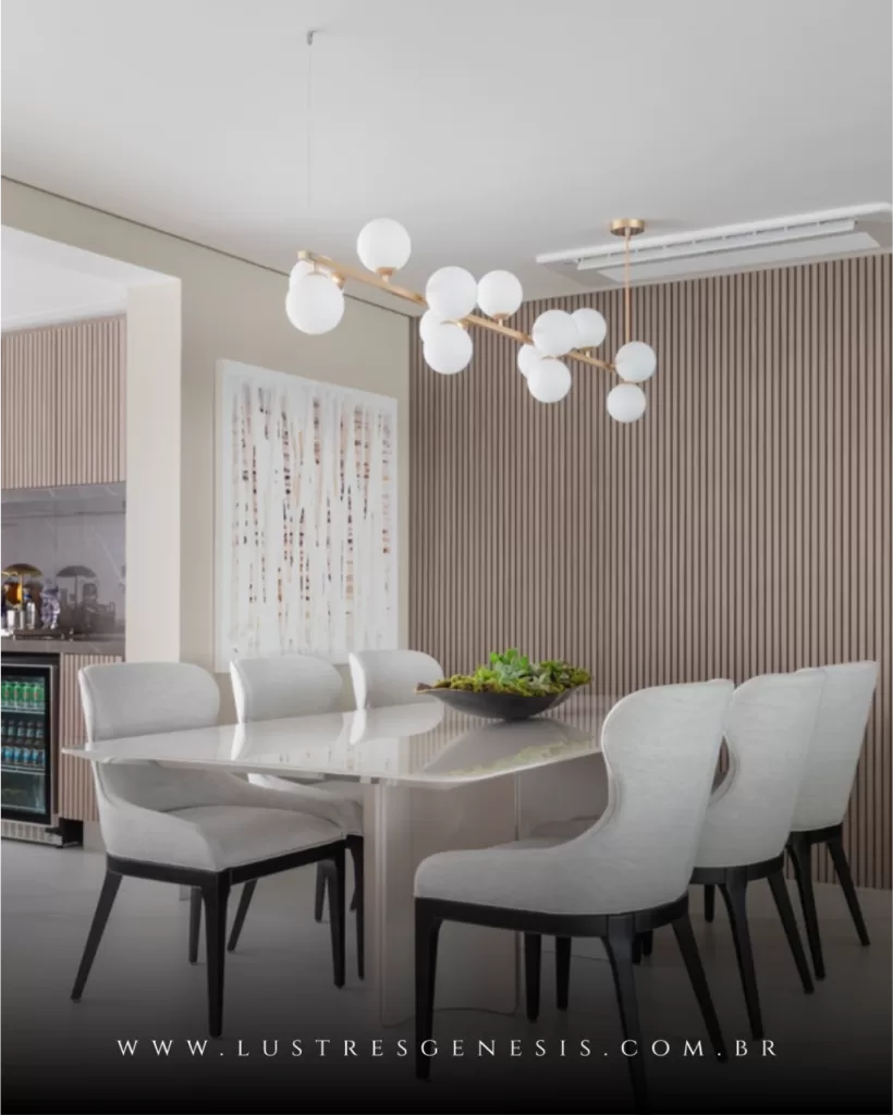 Pendente Moderno Oriana com 13 globos em sala de jantar elegante. Lustres Gênesis loja online de Lustres e Iluminação Decorativa. 