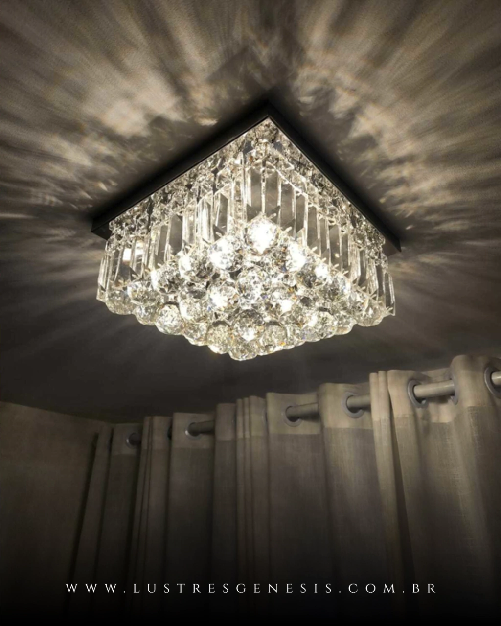 Lustre plafon de cristal quadrado em uma sala com cortinas, iluminando o ambiente de forma elegante. Lustres Gênesis loja online de Lustres e Iluminação Decorativa