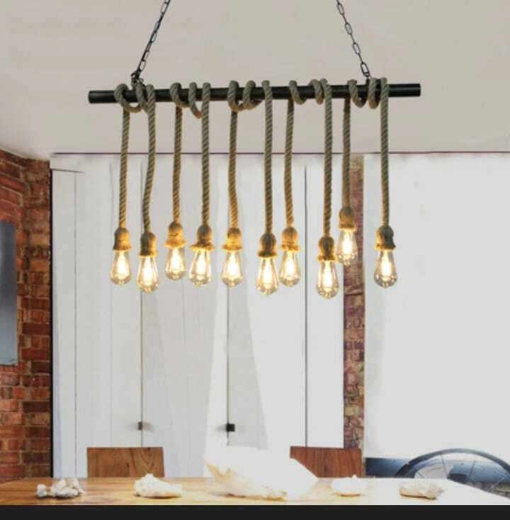 Lustre pendente rústico com 10 cordas de sisal iluminando uma área gourmet. Lustres Gênesis loja online de Lustres e Iluminação Decorativa