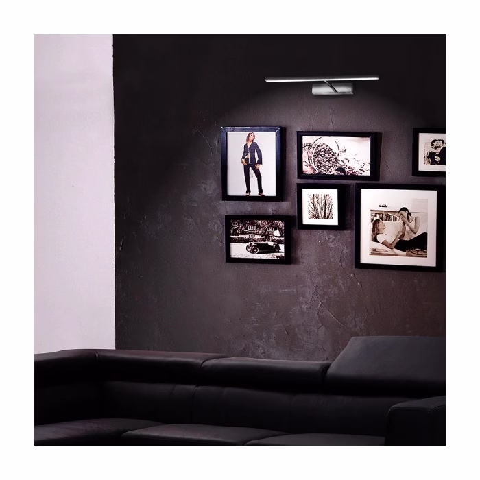 Arandela Roof Moderno de 45cm Inox Cromado iluminando uma parede decorada com quadros. Lustres Gênesis loja online de Lustres e Iluminação Decorativa