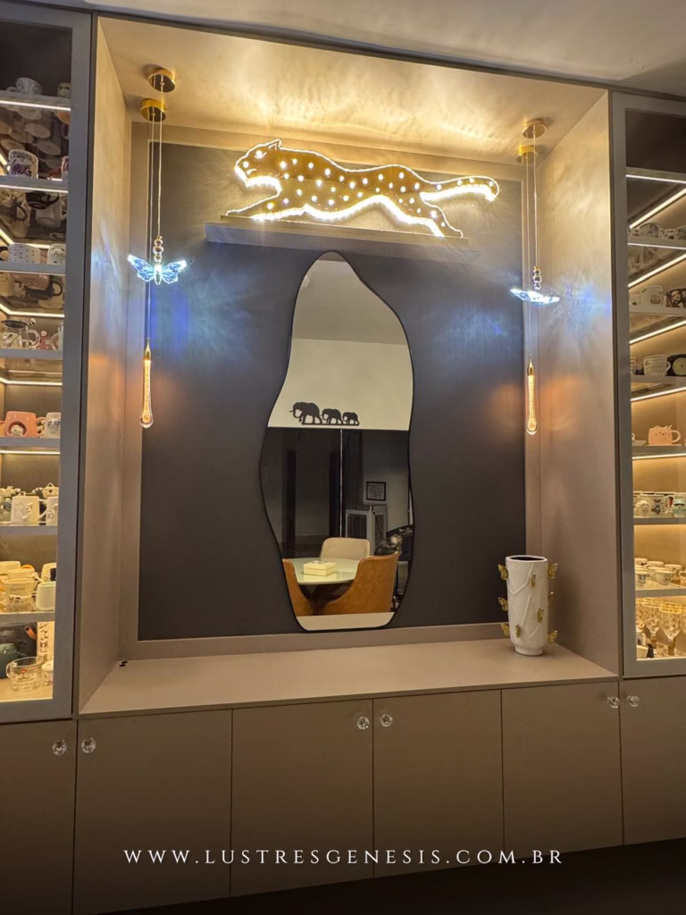 Luminária de chão decorativa de cristal em formato de pantera dourada iluminada, instalada em ambiente moderno com prateleiras iluminadas e espelho decorativo. Ideal para sala de estar, escritórios e hall de entrada.