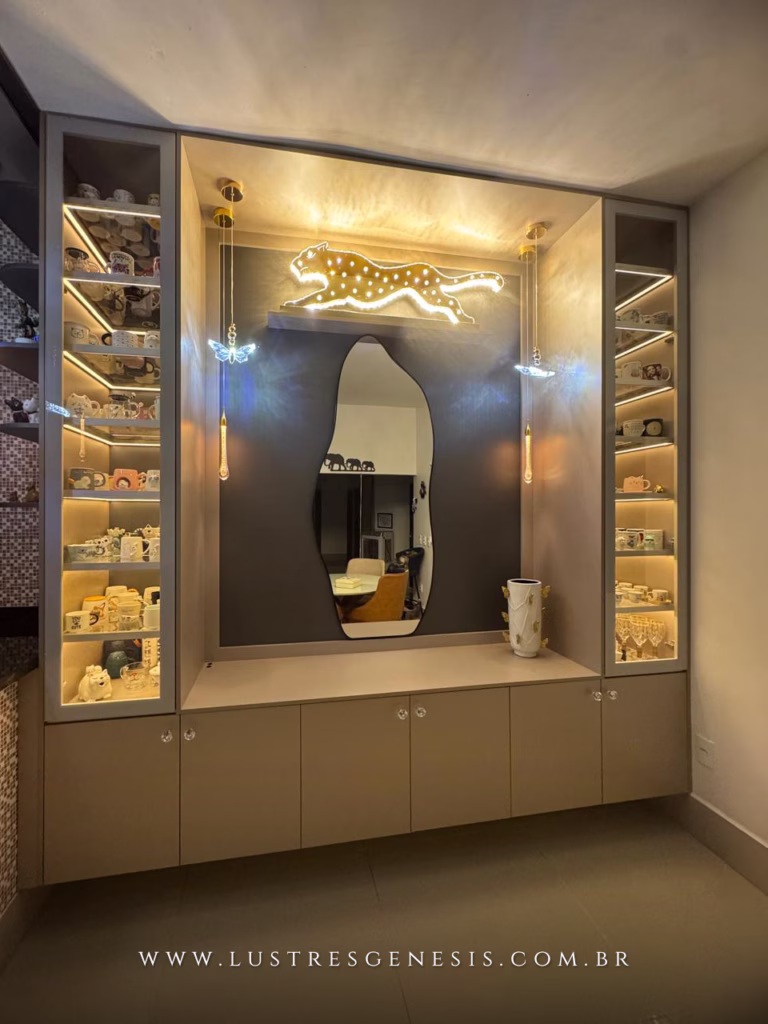 Luminária de chão decorativa de cristal em formato de pantera dourada iluminada, instalada em ambiente moderno com prateleiras iluminadas e espelho decorativo. Ideal para sala de estar, escritórios e hall de entrada.