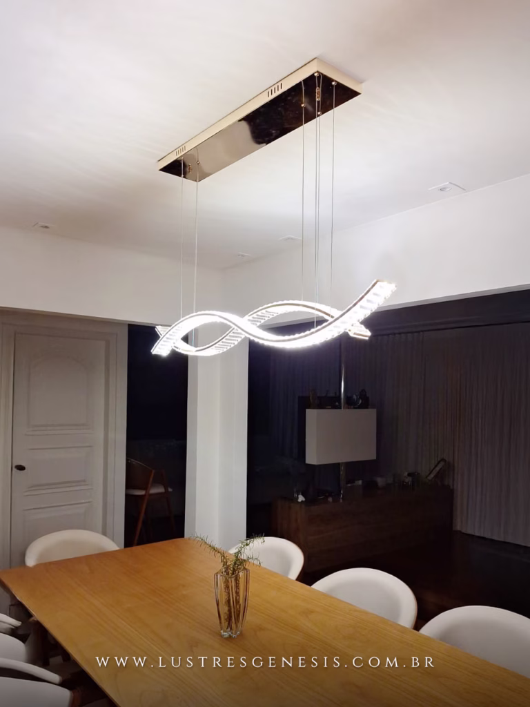 Lustre pendente de cristal Xayah da Sindora instalado em sala de jantar moderna, com design ondulado e acabamento sofisticado.