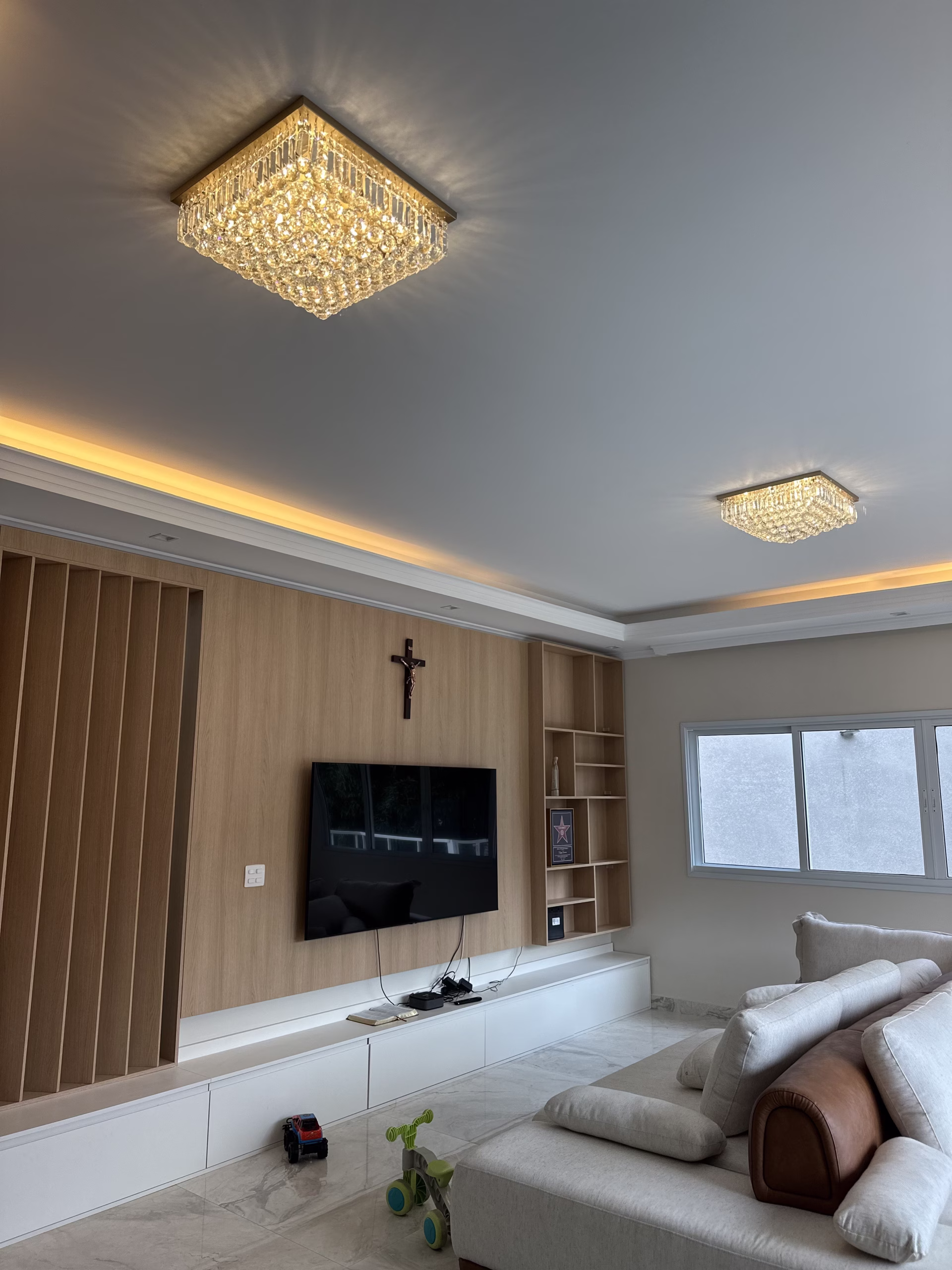 Lustre plafon de cristal Harion quadrado 50x50 iluminado, instalado no teto, ideal para sala de jantar, sala de estar, quartos e hall de entrada.