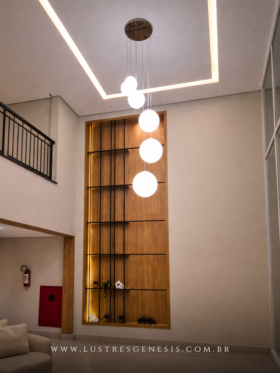 Lustre pendente de 6 globos leitosos da Lustres Gênesis instalado no condomínio Galleria Boulevard, com design moderno em esferas de vidro branco suspensas em diferentes alturas, ideal para ambientes com pé direito duplo, proporcionando iluminação elegante e sofisticada.