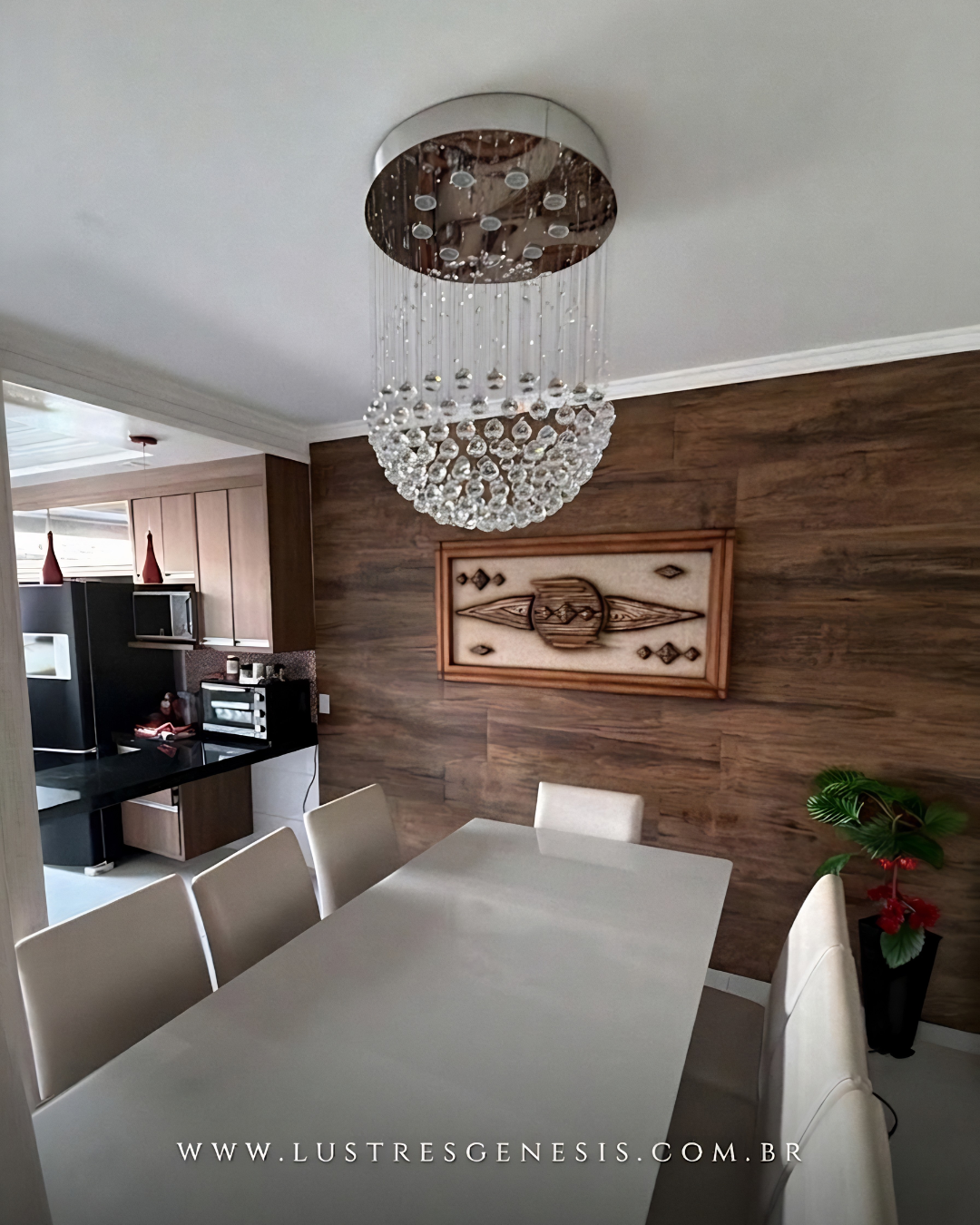 Lustre de Cristal Bola da Lustres Gênesis instalado sobre mesa de jantar, com design em formato esférico composto por cristais lapidados suspensos, iluminação elegante e sofisticada que valoriza o ambiente com estilo moderno e aconchegante.