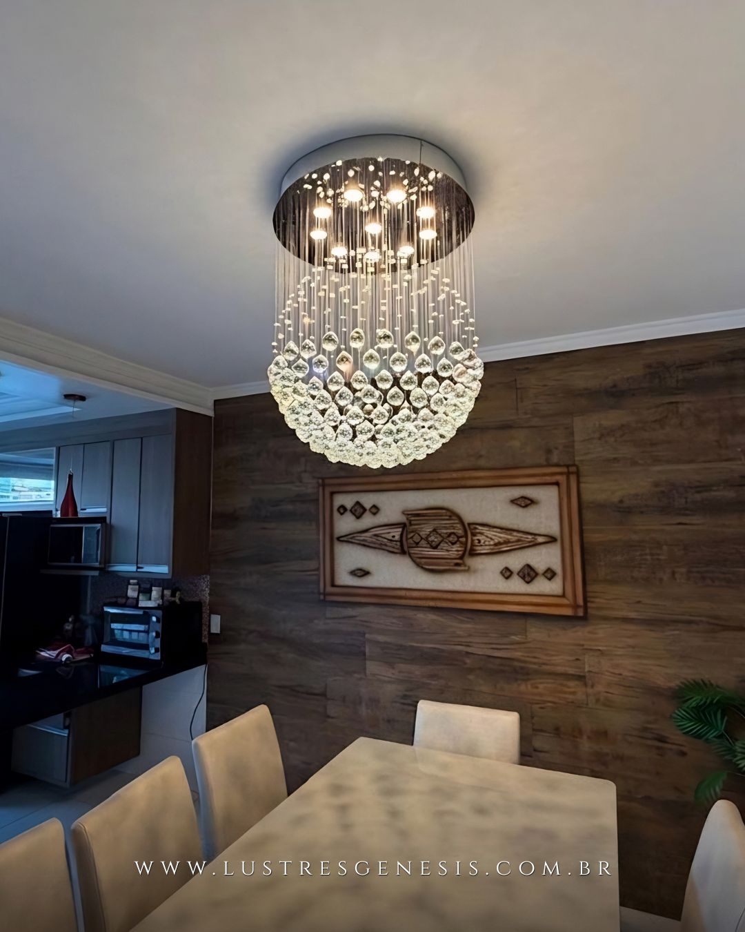 Lustre de Cristal Bola da Lustres Gênesis instalado sobre mesa de jantar, com design em formato esférico composto por cristais lapidados suspensos, iluminação elegante e sofisticada que valoriza o ambiente com estilo moderno e aconchegante.