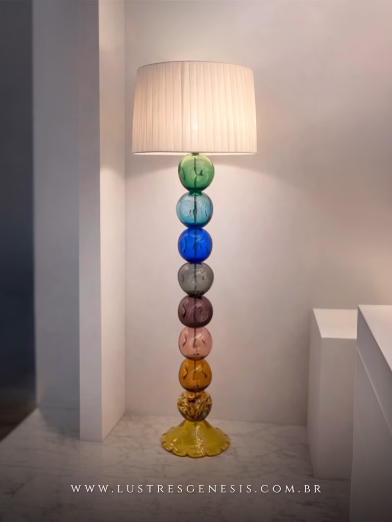 Luminária de chão coluna Lord Cristal Murano de 135cm com cúpula, composta por esferas coloridas em vidro, ideal para salas e quartos.