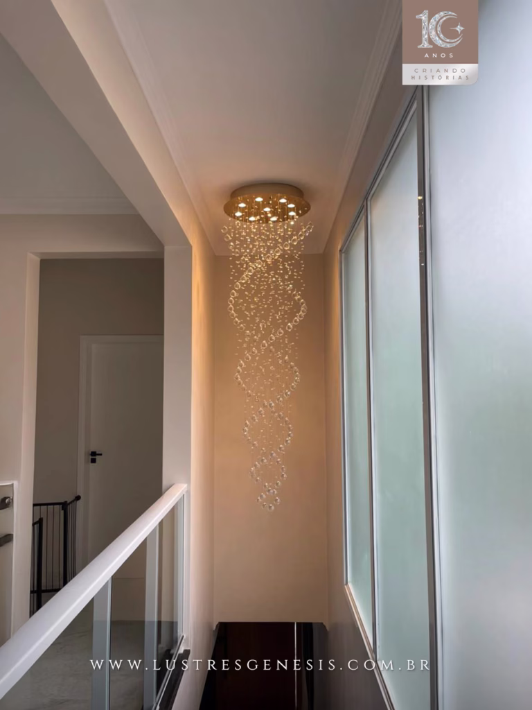 Lustre de cristal DNA da Linha Kria instalado em ambiente com pé direito duplo, destacando cristais K9 legítimos em formato espiral.