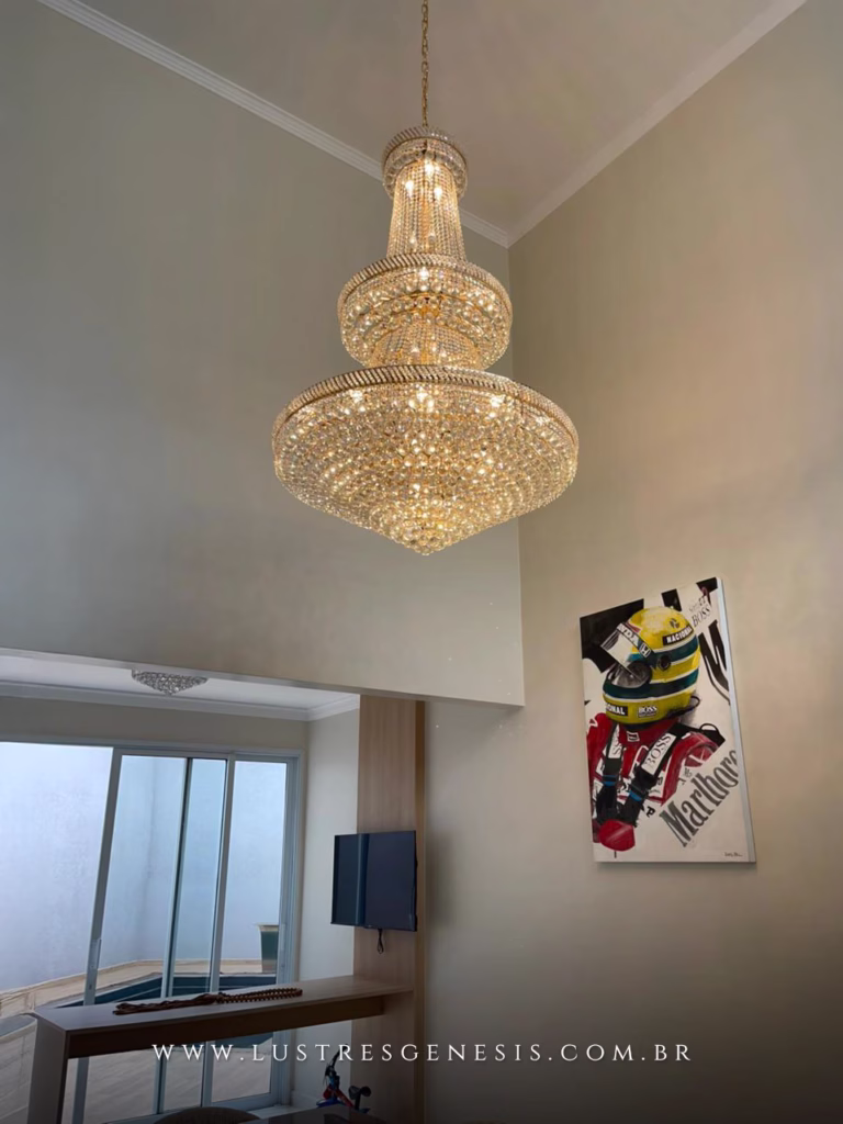 Lustre de cristal clássico Cantão Ø100x170 iluminando sala com pé direito duplo, ideal para sala de jantar, estar e escadas.
